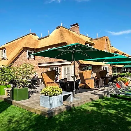 Village Hotel *